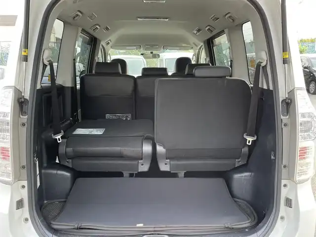 トヨタ ヴォクシー ZS 煌Ⅲ 東京都 2012(平24)年 9.1万km ホワイトパールクリスタルシャイン (株)IDOMが運営する【じしゃロン昭島店】の自社ローン専用車両になります。こちらは現金またはオートローンご利用時の価格です。自社ローンご希望の方は別途その旨お申付け下さい/ディーラーOPナビ/BT、ワンセグTV、SD、DVD/ETC付き/両側パワースライド/ハーフレザーシート/電動格納ミラー/純正フロアマット/キセノンライト