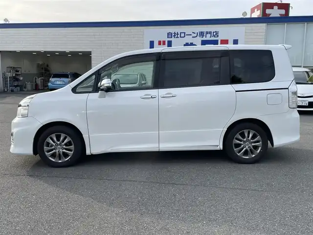 トヨタ ヴォクシー ZS 煌Ⅲ 東京都 2012(平24)年 9.1万km ホワイトパールクリスタルシャイン (株)IDOMが運営する【じしゃロン昭島店】の自社ローン専用車両になります。こちらは現金またはオートローンご利用時の価格です。自社ローンご希望の方は別途その旨お申付け下さい/ディーラーOPナビ/BT、ワンセグTV、SD、DVD/ETC付き/両側パワースライド/ハーフレザーシート/電動格納ミラー/純正フロアマット/キセノンライト