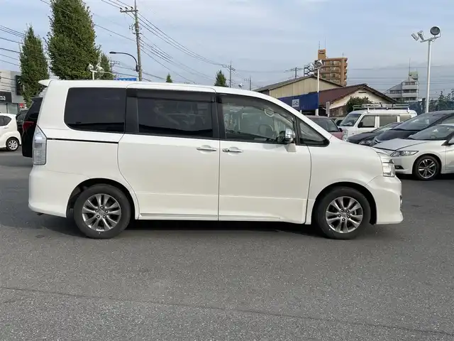 トヨタ ヴォクシー ZS 煌Ⅲ 東京都 2012(平24)年 9.1万km ホワイトパールクリスタルシャイン (株)IDOMが運営する【じしゃロン昭島店】の自社ローン専用車両になります。こちらは現金またはオートローンご利用時の価格です。自社ローンご希望の方は別途その旨お申付け下さい/ディーラーOPナビ/BT、ワンセグTV、SD、DVD/ETC付き/両側パワースライド/ハーフレザーシート/電動格納ミラー/純正フロアマット/キセノンライト