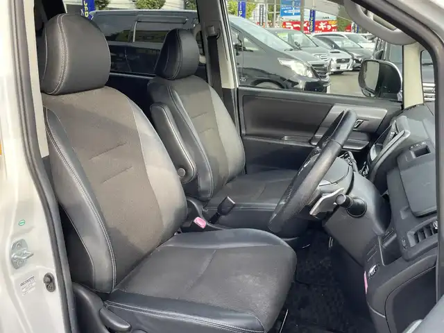 トヨタ ヴォクシー ZS 煌Ⅲ 東京都 2012(平24)年 9.1万km ホワイトパールクリスタルシャイン (株)IDOMが運営する【じしゃロン昭島店】の自社ローン専用車両になります。こちらは現金またはオートローンご利用時の価格です。自社ローンご希望の方は別途その旨お申付け下さい/ディーラーOPナビ/BT、ワンセグTV、SD、DVD/ETC付き/両側パワースライド/ハーフレザーシート/電動格納ミラー/純正フロアマット/キセノンライト