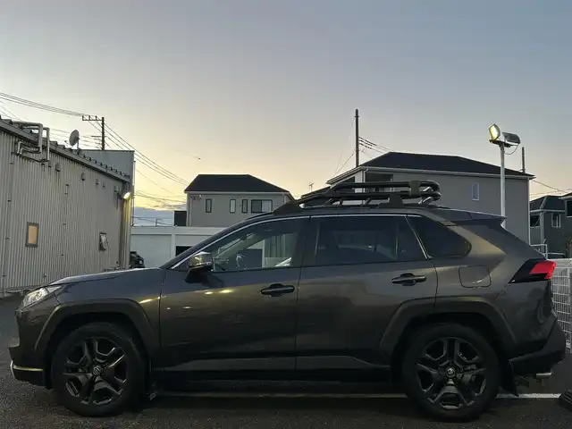 トヨタ ＲＡＶ４ アドベンチャー 静岡県 2022(令4)年 4万km グレーメタリック ~TRD仕様~/ユーザー買取車両/ワンオーナー/純正ディスプレイオーディオ/純正LEDヘッドライト/純正19インチAW/全方位カメラ/レザーシート/シートヒーター/ベンチレーション/プリクラッシュセーフティシステム/レーダークルーズコントロール/TRDルーフキャリア/TRDマッドガード/ステアリングヒーター/パワーバックドア/ビルトインETC/D席パワーシート/デジタルインナーミラー/電動パーキングブレーキ/オートホールド/新車時保証書/取扱説明書/スペアキー×1