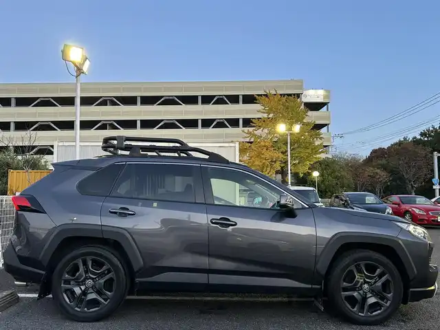 トヨタ ＲＡＶ４ アドベンチャー 静岡県 2022(令4)年 4万km グレーメタリック ~TRD仕様~/ユーザー買取車両/ワンオーナー/純正ディスプレイオーディオ/純正LEDヘッドライト/純正19インチAW/全方位カメラ/レザーシート/シートヒーター/ベンチレーション/プリクラッシュセーフティシステム/レーダークルーズコントロール/TRDルーフキャリア/TRDマッドガード/ステアリングヒーター/パワーバックドア/ビルトインETC/D席パワーシート/デジタルインナーミラー/電動パーキングブレーキ/オートホールド/新車時保証書/取扱説明書/スペアキー×1
