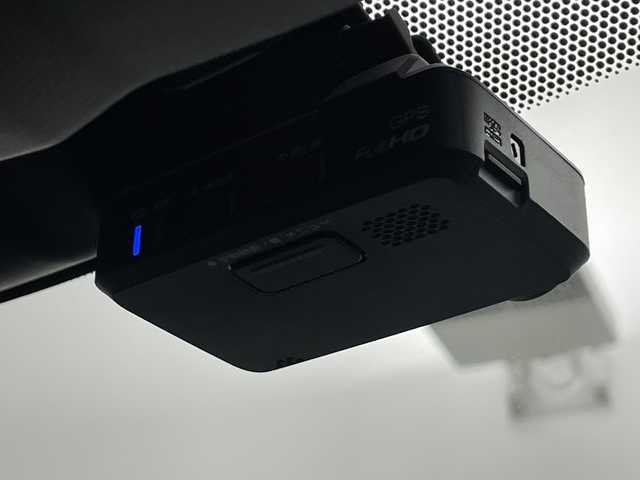 日産 ジューク 15RX Vアーバンセレクション 鹿児島県 2017(平29)年 9.7万km ブリリアントホワイトパール ワンオーナー　/純正ＳＤナビ/（フルセグ/Bluetooth/CD/DVD）　/アラウンドビューモニター　/バックカメラ　/ＥＴＣ　/レーンキープアシスト/前方ドライブレコーダー　/革巻きステアリング　/ステアリングリモコン　/純正１７インチアルミホイール/衝突軽減ブレーキ