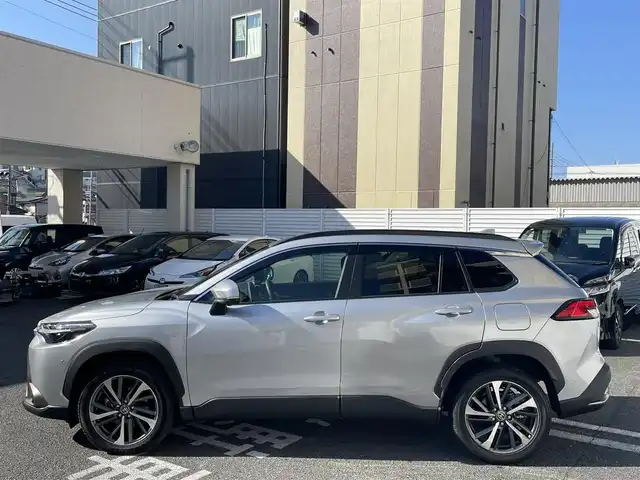 トヨタ カローラ クロス ハイブリッド Z 広島県 2025(令7)年 0.2万km シルバーメタリック /登録時走行距離/　　　　　　　1348キロ/ワンオーナー/純正ナビ/パノラミックビューモニター/地デジ/ハーフレザーシート/シートヒーター/PCS/パワーバックドア/スペアキー×１/ビルトインETC/新車時整備手帳/　　【保証書】/取扱説明書/