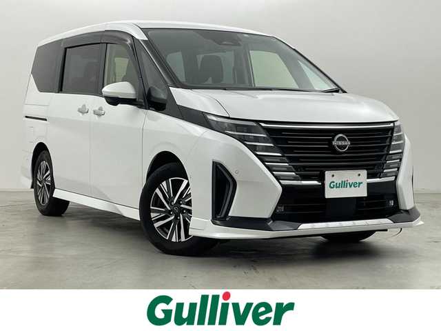 日産 セレナ e－パワー ハイウェイスター V 群馬県 2023(令5)年 2.5万km プリズムホワイト フロントダイナミックパック/・フロントグリルイルミネーション/・フロントバンパーイルミネーション/・フロントプロテクター/100V AC電源(1500W)/純正12.3インチナビ/AM/FM/CD/DVD/BT/USB/HDMI/AppleCarPlay/AndroidAuto/フルセグ/ビルトインETC2.0/ワイヤレス充電/アラウンドビューモニター/インテリジェントルームミラー/純正前後ドライブレコーダー/プロパイロット（ナビリンク機能付）/プロパイロットパーキング/アダプティブLEDヘッドライト/============/純正フリップダウンモニター/両側パワースライドドア/エマージェンシーブレーキ/前方衝突予測警報(FCW)/車線逸脱防止支援システム(LI)＋車線逸脱警報(LDW)/後側方衝突防止支援システム(BSI)＋後側方車両検知警報(BSW)/後退時車両検知警報(RCTA)/ふらつき警報/踏み間違い衝突防止アシスト/標識検知機能/スマートキー/プッシュスタート