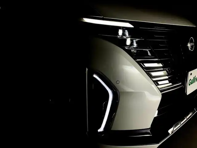 日産 セレナ e－パワー ハイウェイスター V 群馬県 2023(令5)年 2.5万km プリズムホワイト フロントダイナミックパック/・フロントグリルイルミネーション/・フロントバンパーイルミネーション/・フロントプロテクター/100V AC電源(1500W)/純正12.3インチナビ/AM/FM/CD/DVD/BT/USB/HDMI/AppleCarPlay/AndroidAuto/フルセグ/ビルトインETC2.0/ワイヤレス充電/アラウンドビューモニター/インテリジェントルームミラー/純正前後ドライブレコーダー/プロパイロット（ナビリンク機能付）/プロパイロットパーキング/アダプティブLEDヘッドライト/============/純正フリップダウンモニター/両側パワースライドドア/エマージェンシーブレーキ/前方衝突予測警報(FCW)/車線逸脱防止支援システム(LI)＋車線逸脱警報(LDW)/後側方衝突防止支援システム(BSI)＋後側方車両検知警報(BSW)/後退時車両検知警報(RCTA)/ふらつき警報/踏み間違い衝突防止アシスト/標識検知機能/スマートキー/プッシュスタート