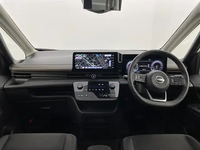 日産 セレナ e－パワー ハイウェイスター V 群馬県 2023(令5)年 2.5万km プリズムホワイト フロントダイナミックパック/・フロントグリルイルミネーション/・フロントバンパーイルミネーション/・フロントプロテクター/100V AC電源(1500W)/純正12.3インチナビ/AM/FM/CD/DVD/BT/USB/HDMI/AppleCarPlay/AndroidAuto/フルセグ/ビルトインETC2.0/ワイヤレス充電/アラウンドビューモニター/インテリジェントルームミラー/純正前後ドライブレコーダー/プロパイロット（ナビリンク機能付）/プロパイロットパーキング/アダプティブLEDヘッドライト/============/純正フリップダウンモニター/両側パワースライドドア/エマージェンシーブレーキ/前方衝突予測警報(FCW)/車線逸脱防止支援システム(LI)＋車線逸脱警報(LDW)/後側方衝突防止支援システム(BSI)＋後側方車両検知警報(BSW)/後退時車両検知警報(RCTA)/ふらつき警報/踏み間違い衝突防止アシスト/標識検知機能/スマートキー/プッシュスタート