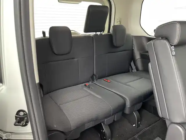 日産 セレナ e－パワー ハイウェイスター V 群馬県 2023(令5)年 2.5万km プリズムホワイト フロントダイナミックパック/・フロントグリルイルミネーション/・フロントバンパーイルミネーション/・フロントプロテクター/100V AC電源(1500W)/純正12.3インチナビ/AM/FM/CD/DVD/BT/USB/HDMI/AppleCarPlay/AndroidAuto/フルセグ/ビルトインETC2.0/ワイヤレス充電/アラウンドビューモニター/インテリジェントルームミラー/純正前後ドライブレコーダー/プロパイロット（ナビリンク機能付）/プロパイロットパーキング/アダプティブLEDヘッドライト/============/純正フリップダウンモニター/両側パワースライドドア/エマージェンシーブレーキ/前方衝突予測警報(FCW)/車線逸脱防止支援システム(LI)＋車線逸脱警報(LDW)/後側方衝突防止支援システム(BSI)＋後側方車両検知警報(BSW)/後退時車両検知警報(RCTA)/ふらつき警報/踏み間違い衝突防止アシスト/標識検知機能/スマートキー/プッシュスタート