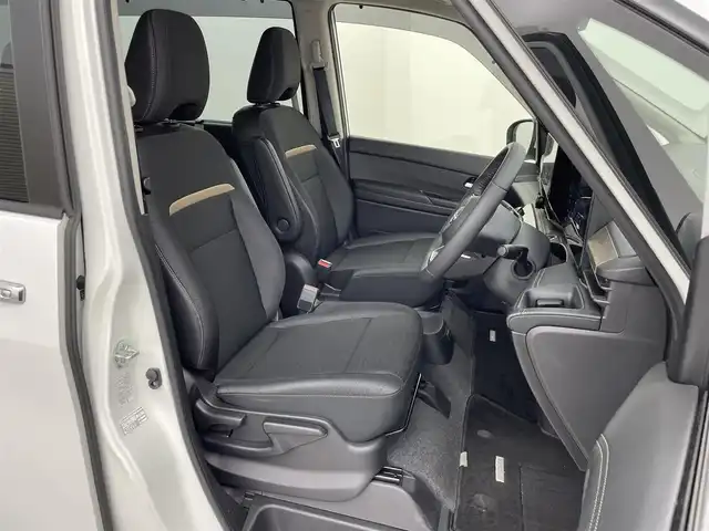 日産 セレナ e－パワー ハイウェイスター V 群馬県 2023(令5)年 2.5万km プリズムホワイト フロントダイナミックパック/・フロントグリルイルミネーション/・フロントバンパーイルミネーション/・フロントプロテクター/100V AC電源(1500W)/純正12.3インチナビ/AM/FM/CD/DVD/BT/USB/HDMI/AppleCarPlay/AndroidAuto/フルセグ/ビルトインETC2.0/ワイヤレス充電/アラウンドビューモニター/インテリジェントルームミラー/純正前後ドライブレコーダー/プロパイロット（ナビリンク機能付）/プロパイロットパーキング/アダプティブLEDヘッドライト/============/純正フリップダウンモニター/両側パワースライドドア/エマージェンシーブレーキ/前方衝突予測警報(FCW)/車線逸脱防止支援システム(LI)＋車線逸脱警報(LDW)/後側方衝突防止支援システム(BSI)＋後側方車両検知警報(BSW)/後退時車両検知警報(RCTA)/ふらつき警報/踏み間違い衝突防止アシスト/標識検知機能/スマートキー/プッシュスタート