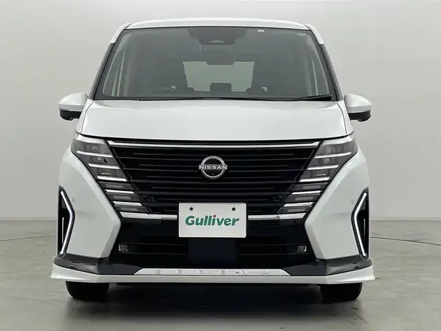 日産 セレナ e－パワー ハイウェイスター V 群馬県 2023(令5)年 2.5万km プリズムホワイト フロントダイナミックパック/・フロントグリルイルミネーション/・フロントバンパーイルミネーション/・フロントプロテクター/100V AC電源(1500W)/純正12.3インチナビ/AM/FM/CD/DVD/BT/USB/HDMI/AppleCarPlay/AndroidAuto/フルセグ/ビルトインETC2.0/ワイヤレス充電/アラウンドビューモニター/インテリジェントルームミラー/純正前後ドライブレコーダー/プロパイロット（ナビリンク機能付）/プロパイロットパーキング/アダプティブLEDヘッドライト/============/純正フリップダウンモニター/両側パワースライドドア/エマージェンシーブレーキ/前方衝突予測警報(FCW)/車線逸脱防止支援システム(LI)＋車線逸脱警報(LDW)/後側方衝突防止支援システム(BSI)＋後側方車両検知警報(BSW)/後退時車両検知警報(RCTA)/ふらつき警報/踏み間違い衝突防止アシスト/標識検知機能/スマートキー/プッシュスタート