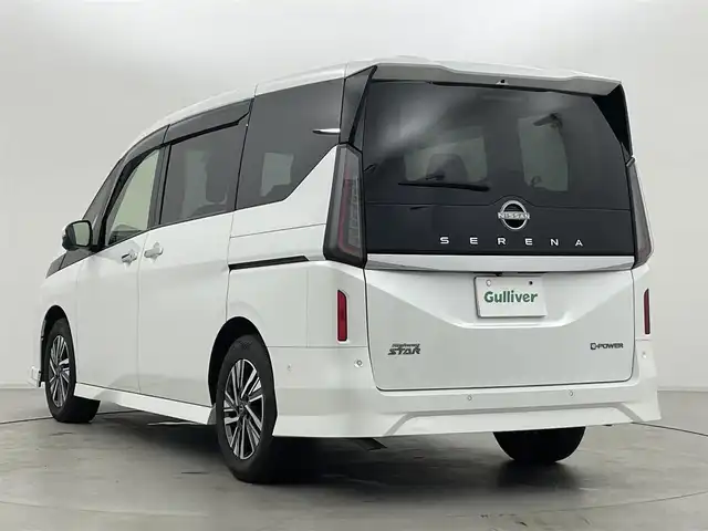 日産 セレナ e－パワー ハイウェイスター V 群馬県 2023(令5)年 2.5万km プリズムホワイト フロントダイナミックパック/・フロントグリルイルミネーション/・フロントバンパーイルミネーション/・フロントプロテクター/100V AC電源(1500W)/純正12.3インチナビ/AM/FM/CD/DVD/BT/USB/HDMI/AppleCarPlay/AndroidAuto/フルセグ/ビルトインETC2.0/ワイヤレス充電/アラウンドビューモニター/インテリジェントルームミラー/純正前後ドライブレコーダー/プロパイロット（ナビリンク機能付）/プロパイロットパーキング/アダプティブLEDヘッドライト/============/純正フリップダウンモニター/両側パワースライドドア/エマージェンシーブレーキ/前方衝突予測警報(FCW)/車線逸脱防止支援システム(LI)＋車線逸脱警報(LDW)/後側方衝突防止支援システム(BSI)＋後側方車両検知警報(BSW)/後退時車両検知警報(RCTA)/ふらつき警報/踏み間違い衝突防止アシスト/標識検知機能/スマートキー/プッシュスタート
