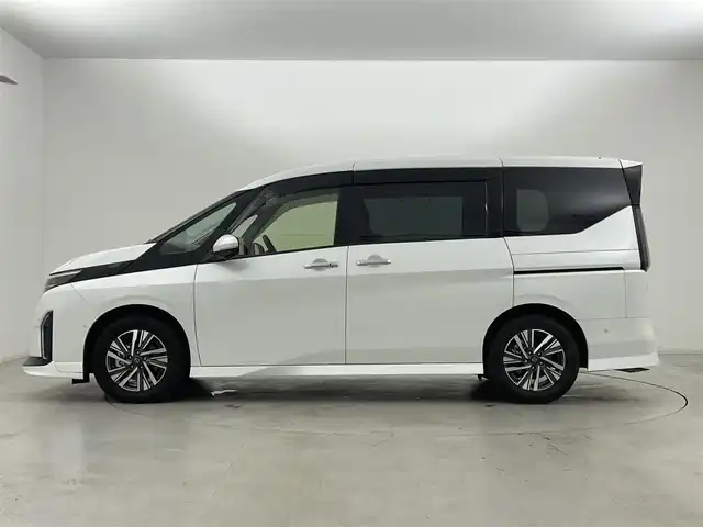 日産 セレナ e－パワー ハイウェイスター V 群馬県 2023(令5)年 2.5万km プリズムホワイト フロントダイナミックパック/・フロントグリルイルミネーション/・フロントバンパーイルミネーション/・フロントプロテクター/100V AC電源(1500W)/純正12.3インチナビ/AM/FM/CD/DVD/BT/USB/HDMI/AppleCarPlay/AndroidAuto/フルセグ/ビルトインETC2.0/ワイヤレス充電/アラウンドビューモニター/インテリジェントルームミラー/純正前後ドライブレコーダー/プロパイロット（ナビリンク機能付）/プロパイロットパーキング/アダプティブLEDヘッドライト/============/純正フリップダウンモニター/両側パワースライドドア/エマージェンシーブレーキ/前方衝突予測警報(FCW)/車線逸脱防止支援システム(LI)＋車線逸脱警報(LDW)/後側方衝突防止支援システム(BSI)＋後側方車両検知警報(BSW)/後退時車両検知警報(RCTA)/ふらつき警報/踏み間違い衝突防止アシスト/標識検知機能/スマートキー/プッシュスタート