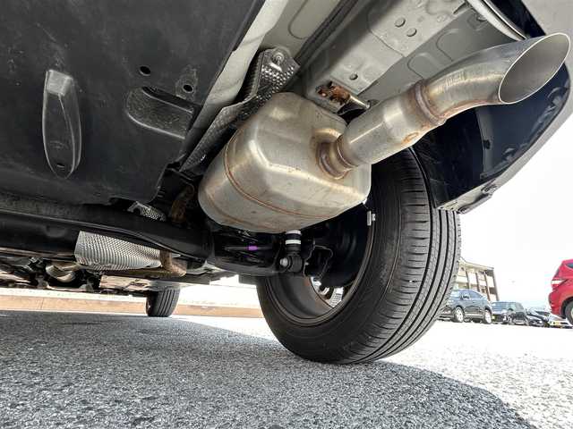 トヨタ ヤリスクロス ハイブリッド Z 滋賀県 2023(令5)年 1.7万km プラチナホワイトパールマイカ ガソリン（ハイブリッド）/2WD(FF)/CVT/純正ディスプレイオーディオ/(AM/FM/BT/USB)/ブラインドスポットモニター/コーナーセンサー/ハーフレザーシート/シートヒーター/トヨタセーフティセンス/・プリクラッシュセーフティ/・レーントレーシングアシスト/・オートマチックハイビーム/・レーダークルーズコントロール/電格格納ミラー/電動サイドブレーキ/ブレーキホールド/運転席・助手席シートヒーター/革巻きステアリング/ステアリングスイッチ/ステアリングヒーター/オートライト/LEDヘッドライト/プッシュスタート/純正フロアマット/純正ドアバイザー