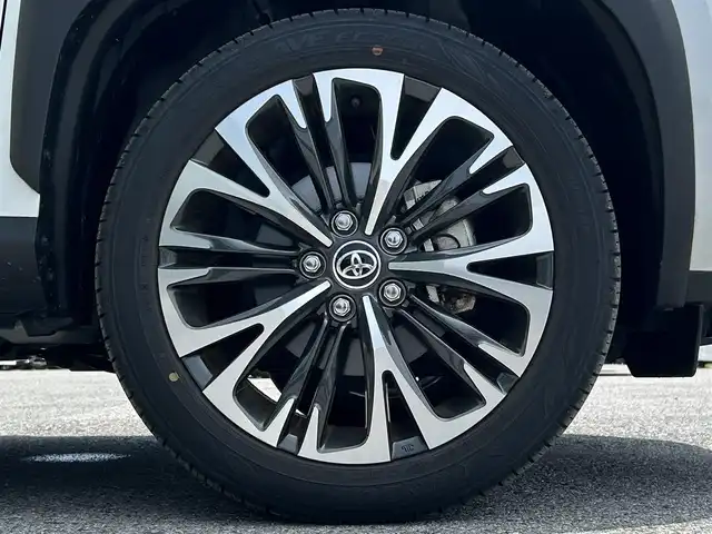 トヨタ ヤリスクロス ハイブリッド Z 滋賀県 2023(令5)年 1.7万km プラチナホワイトパールマイカ ガソリン（ハイブリッド）/2WD(FF)/CVT/純正ディスプレイオーディオ/(AM/FM/BT/USB)/ブラインドスポットモニター/コーナーセンサー/ハーフレザーシート/シートヒーター/トヨタセーフティセンス/・プリクラッシュセーフティ/・レーントレーシングアシスト/・オートマチックハイビーム/・レーダークルーズコントロール/電格格納ミラー/電動サイドブレーキ/ブレーキホールド/運転席・助手席シートヒーター/革巻きステアリング/ステアリングスイッチ/ステアリングヒーター/オートライト/LEDヘッドライト/プッシュスタート/純正フロアマット/純正ドアバイザー