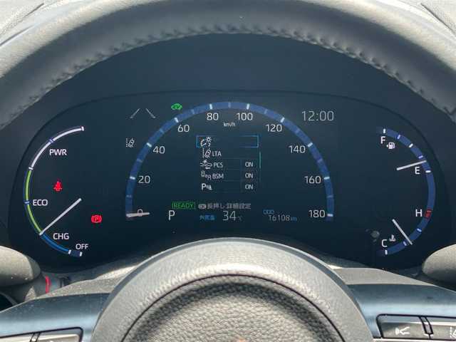 トヨタ ヤリスクロス ハイブリッド Z 滋賀県 2023(令5)年 1.7万km プラチナホワイトパールマイカ ガソリン（ハイブリッド）/2WD(FF)/CVT/純正ディスプレイオーディオ/(AM/FM/BT/USB)/ブラインドスポットモニター/コーナーセンサー/ハーフレザーシート/シートヒーター/トヨタセーフティセンス/・プリクラッシュセーフティ/・レーントレーシングアシスト/・オートマチックハイビーム/・レーダークルーズコントロール/電格格納ミラー/電動サイドブレーキ/ブレーキホールド/運転席・助手席シートヒーター/革巻きステアリング/ステアリングスイッチ/ステアリングヒーター/オートライト/LEDヘッドライト/プッシュスタート/純正フロアマット/純正ドアバイザー