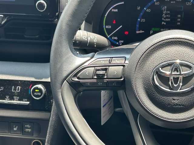 トヨタ ヤリスクロス ハイブリッド Z 滋賀県 2023(令5)年 1.7万km プラチナホワイトパールマイカ ガソリン（ハイブリッド）/2WD(FF)/CVT/純正ディスプレイオーディオ/(AM/FM/BT/USB)/ブラインドスポットモニター/コーナーセンサー/ハーフレザーシート/シートヒーター/トヨタセーフティセンス/・プリクラッシュセーフティ/・レーントレーシングアシスト/・オートマチックハイビーム/・レーダークルーズコントロール/電格格納ミラー/電動サイドブレーキ/ブレーキホールド/運転席・助手席シートヒーター/革巻きステアリング/ステアリングスイッチ/ステアリングヒーター/オートライト/LEDヘッドライト/プッシュスタート/純正フロアマット/純正ドアバイザー