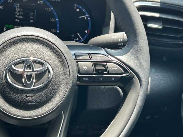 トヨタ ヤリスクロス ハイブリッド Z 滋賀県 2023(令5)年 1.7万km プラチナホワイトパールマイカ ガソリン（ハイブリッド）/2WD(FF)/CVT/純正ディスプレイオーディオ/(AM/FM/BT/USB)/ブラインドスポットモニター/コーナーセンサー/ハーフレザーシート/シートヒーター/トヨタセーフティセンス/・プリクラッシュセーフティ/・レーントレーシングアシスト/・オートマチックハイビーム/・レーダークルーズコントロール/電格格納ミラー/電動サイドブレーキ/ブレーキホールド/運転席・助手席シートヒーター/革巻きステアリング/ステアリングスイッチ/ステアリングヒーター/オートライト/LEDヘッドライト/プッシュスタート/純正フロアマット/純正ドアバイザー