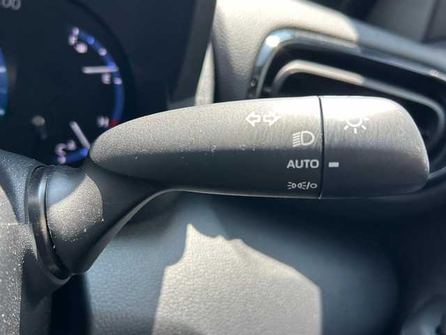 トヨタ ヤリスクロス ハイブリッド Z 滋賀県 2023(令5)年 1.7万km プラチナホワイトパールマイカ ガソリン（ハイブリッド）/2WD(FF)/CVT/純正ディスプレイオーディオ/(AM/FM/BT/USB)/ブラインドスポットモニター/コーナーセンサー/ハーフレザーシート/シートヒーター/トヨタセーフティセンス/・プリクラッシュセーフティ/・レーントレーシングアシスト/・オートマチックハイビーム/・レーダークルーズコントロール/電格格納ミラー/電動サイドブレーキ/ブレーキホールド/運転席・助手席シートヒーター/革巻きステアリング/ステアリングスイッチ/ステアリングヒーター/オートライト/LEDヘッドライト/プッシュスタート/純正フロアマット/純正ドアバイザー