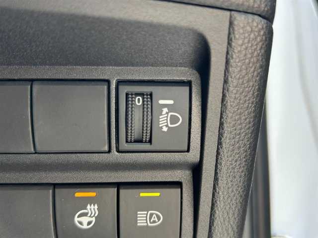 トヨタ ヤリスクロス ハイブリッド Z 滋賀県 2023(令5)年 1.7万km プラチナホワイトパールマイカ ガソリン（ハイブリッド）/2WD(FF)/CVT/純正ディスプレイオーディオ/(AM/FM/BT/USB)/ブラインドスポットモニター/コーナーセンサー/ハーフレザーシート/シートヒーター/トヨタセーフティセンス/・プリクラッシュセーフティ/・レーントレーシングアシスト/・オートマチックハイビーム/・レーダークルーズコントロール/電格格納ミラー/電動サイドブレーキ/ブレーキホールド/運転席・助手席シートヒーター/革巻きステアリング/ステアリングスイッチ/ステアリングヒーター/オートライト/LEDヘッドライト/プッシュスタート/純正フロアマット/純正ドアバイザー
