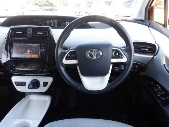 トヨタ プリウス A プレミアム　ツーリングセレ 静岡県 2016(平28)年 7.7万km エモーショナルレッド  ワンオーナー(保証書あり)/ 純正SDナビ(NSZT-W66T)/ バックカメラ/ ヘッドアップディスプレイ/ スマートキー/ プッシュスタート/ レザーシート/ 前席シートヒーター/ 運転席パワーシート/ ビルトインETC/ 前方ドライブレコーダー/ 純正17インチアルミ/ LEDヘッドライト/ フォグランプ/ 純正フロアマット/ ドアバイザー