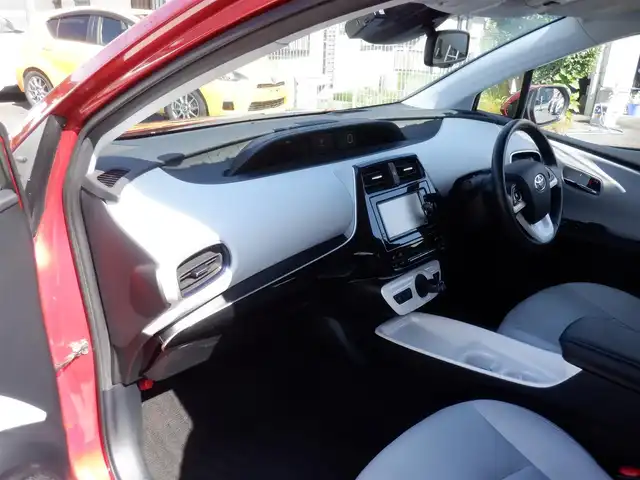 トヨタ プリウス A プレミアム　ツーリングセレ 静岡県 2016(平28)年 7.7万km エモーショナルレッド  ワンオーナー(保証書あり)/ 純正SDナビ(NSZT-W66T)/ バックカメラ/ ヘッドアップディスプレイ/ スマートキー/ プッシュスタート/ レザーシート/ 前席シートヒーター/ 運転席パワーシート/ ビルトインETC/ 前方ドライブレコーダー/ 純正17インチアルミ/ LEDヘッドライト/ フォグランプ/ 純正フロアマット/ ドアバイザー