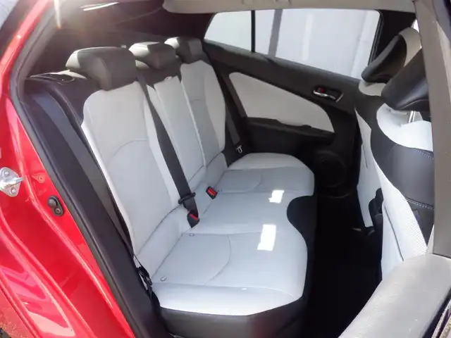 トヨタ プリウス A プレミアム　ツーリングセレ 静岡県 2016(平28)年 7.7万km エモーショナルレッド  ワンオーナー(保証書あり)/ 純正SDナビ(NSZT-W66T)/ バックカメラ/ ヘッドアップディスプレイ/ スマートキー/ プッシュスタート/ レザーシート/ 前席シートヒーター/ 運転席パワーシート/ ビルトインETC/ 前方ドライブレコーダー/ 純正17インチアルミ/ LEDヘッドライト/ フォグランプ/ 純正フロアマット/ ドアバイザー