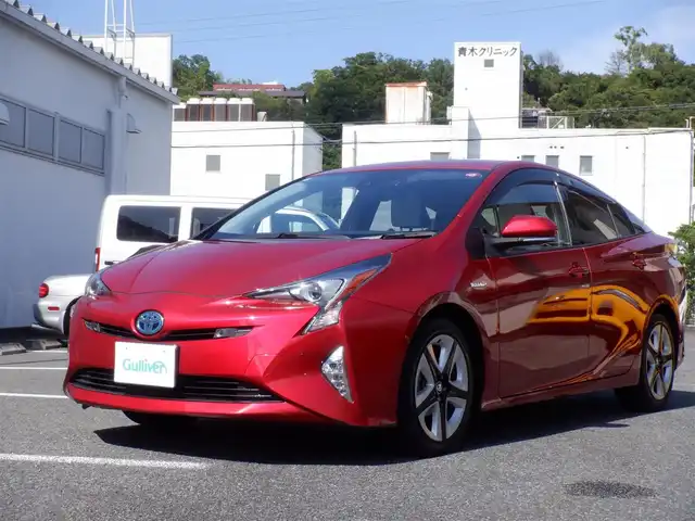 トヨタ プリウス A プレミアム　ツーリングセレ 静岡県 2016(平28)年 7.7万km エモーショナルレッド  ワンオーナー(保証書あり)/ 純正SDナビ(NSZT-W66T)/ バックカメラ/ ヘッドアップディスプレイ/ スマートキー/ プッシュスタート/ レザーシート/ 前席シートヒーター/ 運転席パワーシート/ ビルトインETC/ 前方ドライブレコーダー/ 純正17インチアルミ/ LEDヘッドライト/ フォグランプ/ 純正フロアマット/ ドアバイザー