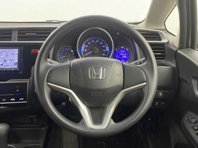 ホンダ フィット 13G Fパッケージ 栃木県 2015(平27)年 7.6万km アラバスターシルバーメタリック ストラーダSDナビ　/・CD　フルセグTV　BT　/バックカメラ　/ETC　/前方ドライブレコーダー　/プッシュスタート　/電動格納ミラー　/純正マット　/オートエアコン/純正キャップ付きサマータイヤ４本（6mm）/　