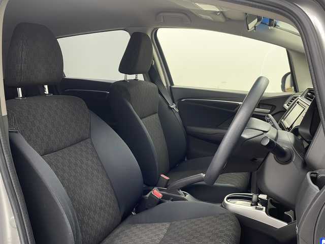 ホンダ フィット 13G Fパッケージ 栃木県 2015(平27)年 7.6万km アラバスターシルバーメタリック ストラーダSDナビ　/・CD　フルセグTV　BT　/バックカメラ　/ETC　/前方ドライブレコーダー　/プッシュスタート　/電動格納ミラー　/純正マット　/オートエアコン/純正キャップ付きサマータイヤ４本（6mm）/　