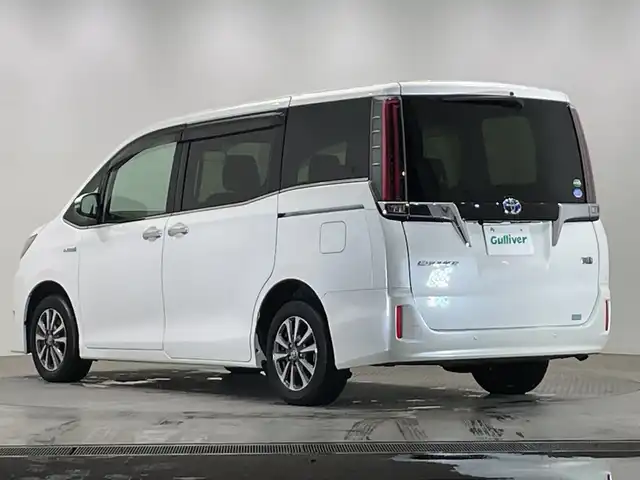 トヨタ エスクァイア ハイブリッド Gi 栃木県 2019(令1)年 3.4万km ホワイトパールクリスタルシャイン 純正ナビ/(CD/DVD/フルセグTV/Bluetooth/SD)/バックカメラ/トヨタセーフティーセンス/・衝突軽減ブレーキ/・車線逸脱警報/・オートマチックハイビーム/・先行車発進お知らせ機能/コーナーセンサー/両側パワ-スライドドア/ハーフレザーシート/シートヒーター/オートライト/LEDヘッドライト/横滑り防止装置/AC100V電源/フォグランプ/スマートキー/プッシュスタート/ステアリングスイッチ/革巻きステアリング/電動格納ミラー/純正15インチアルミホイール/純正フロアマット