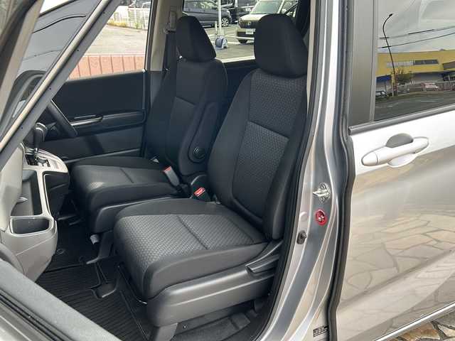 ホンダ フリード＋ G 静岡県 2016(平28)年 3.7万km ルナシルバーM 純正オーディオ/・CD/MD/ラジオ/主要装備/・レーダークルーズコントロール　/・ドライブレコーダー　/・レーンキープアシスト　/・片側パワースライドドア　/・ステアリングリモコン　/・プッシュスタート　/・アイドリングストップ　/・ＥＴＣ　/・純正フロアマット/・スマートキー/・純正アルミキャップ/・ホンダセンシング/・スペアキー