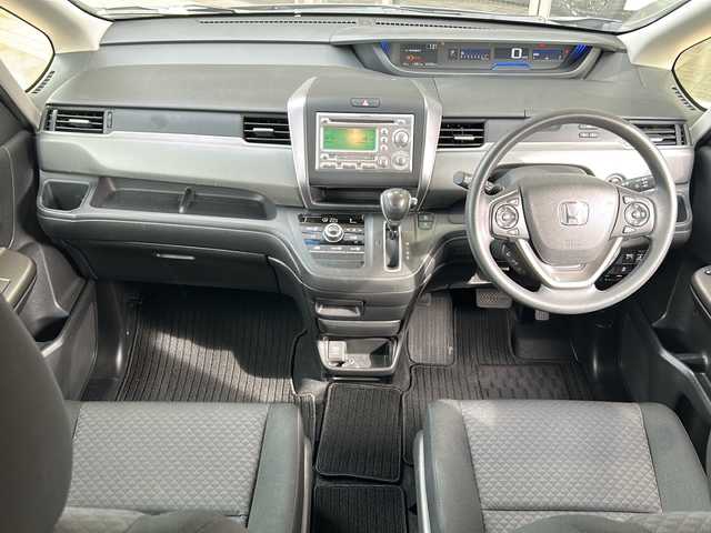 ホンダ フリード＋ G 静岡県 2016(平28)年 3.7万km ルナシルバーM 純正オーディオ/・CD/MD/ラジオ/主要装備/・レーダークルーズコントロール　/・ドライブレコーダー　/・レーンキープアシスト　/・片側パワースライドドア　/・ステアリングリモコン　/・プッシュスタート　/・アイドリングストップ　/・ＥＴＣ　/・純正フロアマット/・スマートキー/・純正アルミキャップ/・ホンダセンシング/・スペアキー