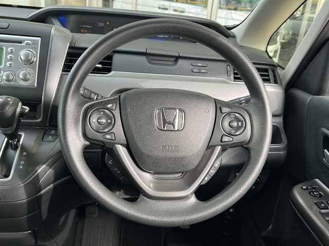 ホンダ フリード＋ G 静岡県 2016(平28)年 3.7万km ルナシルバーM 純正オーディオ/・CD/MD/ラジオ/主要装備/・レーダークルーズコントロール　/・ドライブレコーダー　/・レーンキープアシスト　/・片側パワースライドドア　/・ステアリングリモコン　/・プッシュスタート　/・アイドリングストップ　/・ＥＴＣ　/・純正フロアマット/・スマートキー/・純正アルミキャップ/・ホンダセンシング/・スペアキー