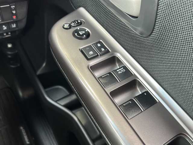 ホンダ フリード＋ G 静岡県 2016(平28)年 3.7万km ルナシルバーM 純正オーディオ/・CD/MD/ラジオ/主要装備/・レーダークルーズコントロール　/・ドライブレコーダー　/・レーンキープアシスト　/・片側パワースライドドア　/・ステアリングリモコン　/・プッシュスタート　/・アイドリングストップ　/・ＥＴＣ　/・純正フロアマット/・スマートキー/・純正アルミキャップ/・ホンダセンシング/・スペアキー