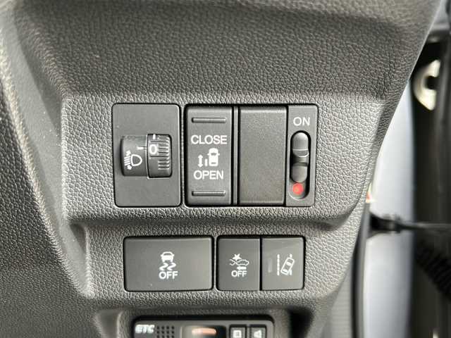 ホンダ フリード＋ G 静岡県 2016(平28)年 3.7万km ルナシルバーM 純正オーディオ/・CD/MD/ラジオ/主要装備/・レーダークルーズコントロール　/・ドライブレコーダー　/・レーンキープアシスト　/・片側パワースライドドア　/・ステアリングリモコン　/・プッシュスタート　/・アイドリングストップ　/・ＥＴＣ　/・純正フロアマット/・スマートキー/・純正アルミキャップ/・ホンダセンシング/・スペアキー