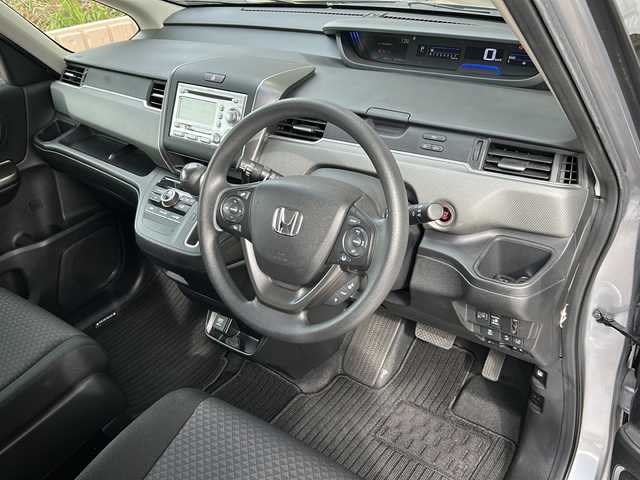 ホンダ フリード＋ G 静岡県 2016(平28)年 3.7万km ルナシルバーM 純正オーディオ/・CD/MD/ラジオ/主要装備/・レーダークルーズコントロール　/・ドライブレコーダー　/・レーンキープアシスト　/・片側パワースライドドア　/・ステアリングリモコン　/・プッシュスタート　/・アイドリングストップ　/・ＥＴＣ　/・純正フロアマット/・スマートキー/・純正アルミキャップ/・ホンダセンシング/・スペアキー