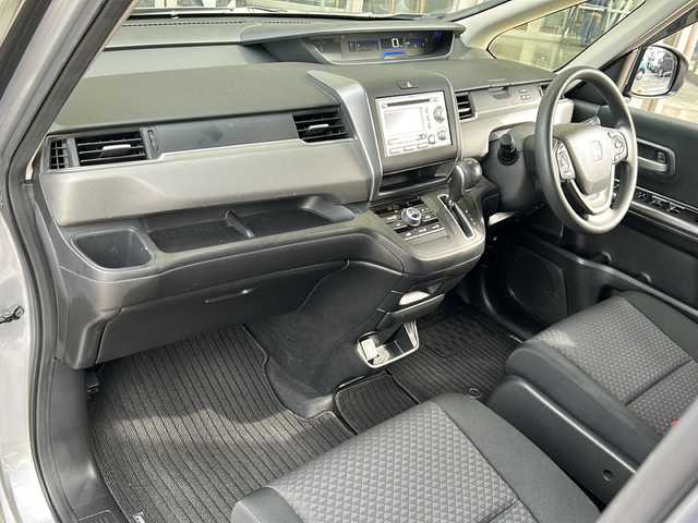 ホンダ フリード＋ G 静岡県 2016(平28)年 3.7万km ルナシルバーM 純正オーディオ/・CD/MD/ラジオ/主要装備/・レーダークルーズコントロール　/・ドライブレコーダー　/・レーンキープアシスト　/・片側パワースライドドア　/・ステアリングリモコン　/・プッシュスタート　/・アイドリングストップ　/・ＥＴＣ　/・純正フロアマット/・スマートキー/・純正アルミキャップ/・ホンダセンシング/・スペアキー