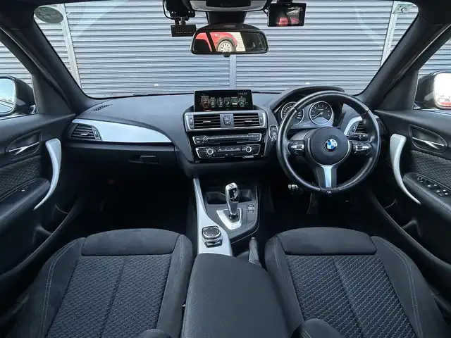 ＢＭＷ １１８ｉ Mスポーツ 茨城県 2017(平29)年 2.5万km サファイアブラックP 後期型　/インテリジェントSFT　/レーンディパーチャーウォーニング　/コンフォートアクセス　/クルコン　/純ナビ　/BT　/USB　/DVD　/Bカメラ　/PDC/LEDヘッドライト　/純正17inAW　/ETC/ドラレコ