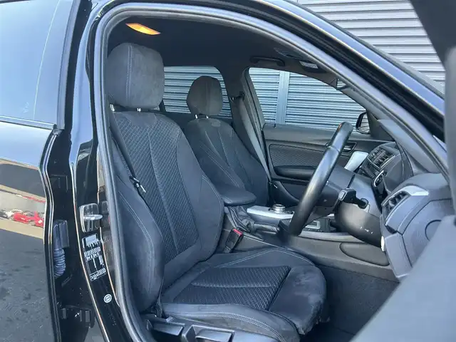 ＢＭＷ １１８ｉ Mスポーツ 茨城県 2017(平29)年 2.5万km サファイアブラックP 後期型　/インテリジェントSFT　/レーンディパーチャーウォーニング　/コンフォートアクセス　/クルコン　/純ナビ　/BT　/USB　/DVD　/Bカメラ　/PDC/LEDヘッドライト　/純正17inAW　/ETC/ドラレコ