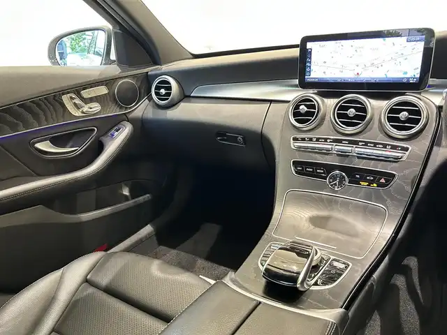 メルセデス・ベンツ Ｃ２２０ｄ アバンギャルド　AMGライン 福岡県 2018(平30)年 3.4万km ポーラホワイト レーダーセーフティーＰＫＧ　/黒革　/純正ナビ／フルセグ　/Ｂｌｕｅｔｏｏｔｈ　/Ｂカメラ　/ＡＣＣ　/ＢＳＭ　/アンビエントライト　/メモリ付パワーシート　/シートヒーター　/純正１８インチＡＷ　/ＥＴＣ２．０