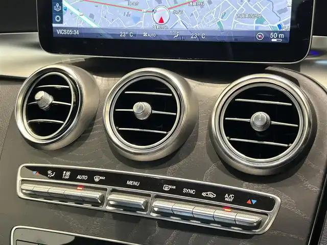 メルセデス・ベンツ Ｃ２２０ｄ アバンギャルド　AMGライン 福岡県 2018(平30)年 3.4万km ポーラホワイト レーダーセーフティーＰＫＧ　/黒革　/純正ナビ／フルセグ　/Ｂｌｕｅｔｏｏｔｈ　/Ｂカメラ　/ＡＣＣ　/ＢＳＭ　/アンビエントライト　/メモリ付パワーシート　/シートヒーター　/純正１８インチＡＷ　/ＥＴＣ２．０