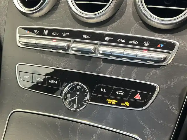 メルセデス・ベンツ Ｃ２２０ｄ アバンギャルド　AMGライン 福岡県 2018(平30)年 3.4万km ポーラホワイト レーダーセーフティーＰＫＧ　/黒革　/純正ナビ／フルセグ　/Ｂｌｕｅｔｏｏｔｈ　/Ｂカメラ　/ＡＣＣ　/ＢＳＭ　/アンビエントライト　/メモリ付パワーシート　/シートヒーター　/純正１８インチＡＷ　/ＥＴＣ２．０
