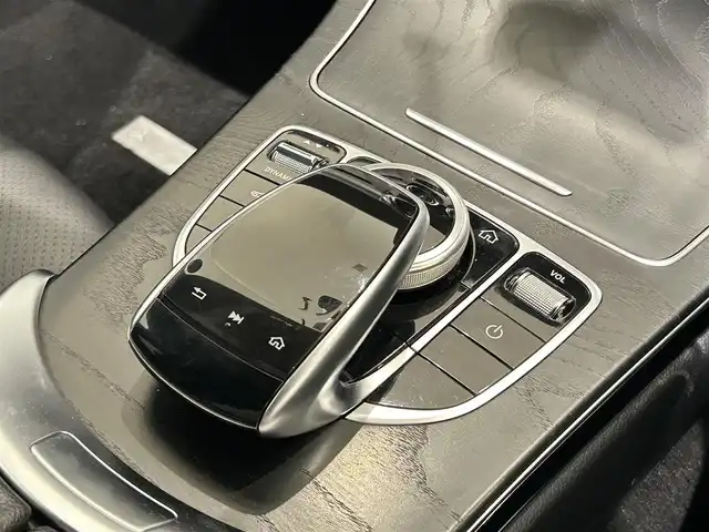 メルセデス・ベンツ Ｃ２２０ｄ アバンギャルド　AMGライン 福岡県 2018(平30)年 3.4万km ポーラホワイト レーダーセーフティーＰＫＧ　/黒革　/純正ナビ／フルセグ　/Ｂｌｕｅｔｏｏｔｈ　/Ｂカメラ　/ＡＣＣ　/ＢＳＭ　/アンビエントライト　/メモリ付パワーシート　/シートヒーター　/純正１８インチＡＷ　/ＥＴＣ２．０