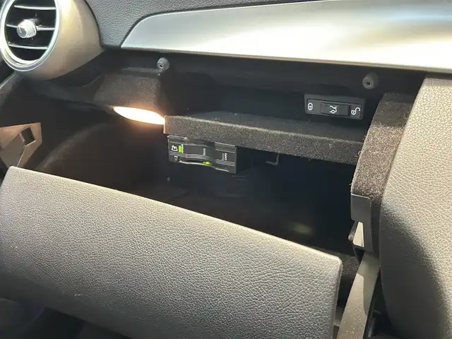 メルセデス・ベンツ Ｃ２２０ｄ アバンギャルド　AMGライン 福岡県 2018(平30)年 3.4万km ポーラホワイト レーダーセーフティーＰＫＧ　/黒革　/純正ナビ／フルセグ　/Ｂｌｕｅｔｏｏｔｈ　/Ｂカメラ　/ＡＣＣ　/ＢＳＭ　/アンビエントライト　/メモリ付パワーシート　/シートヒーター　/純正１８インチＡＷ　/ＥＴＣ２．０