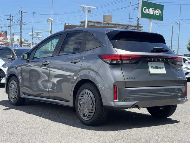 日産 ノート X 徳島県 2024(令6)年 0.4万km ダークメタルグレー 純正9インチナビ/(AM.FM.BT.フルセグ)/全周囲カメラ/バックカメラ/フルセグTV/ETC/ドライブレコーダー（前のみ）/コーナーセンサー（前後）/USB入力端子/純正フロアマット/横滑り防止装置/盗難防止装置/衝突軽減システム