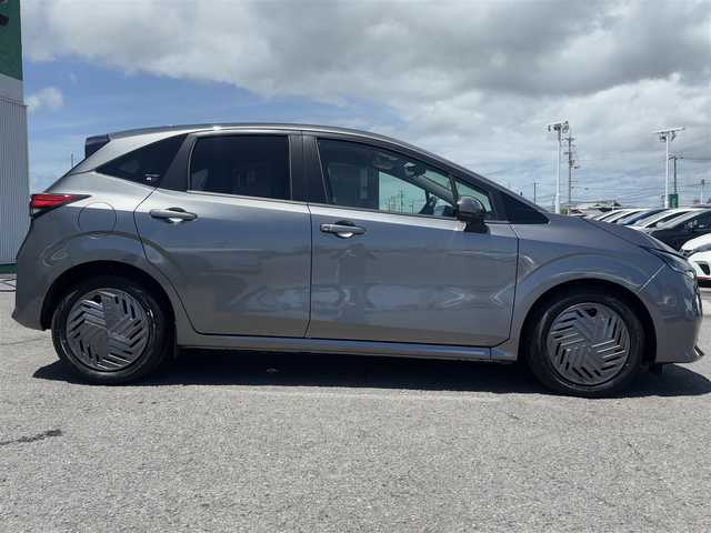 日産 ノート X 徳島県 2024(令6)年 0.4万km ダークメタルグレー 純正9インチナビ/(AM.FM.BT.フルセグ)/全周囲カメラ/バックカメラ/フルセグTV/ETC/ドライブレコーダー（前のみ）/コーナーセンサー（前後）/USB入力端子/純正フロアマット/横滑り防止装置/盗難防止装置/衝突軽減システム