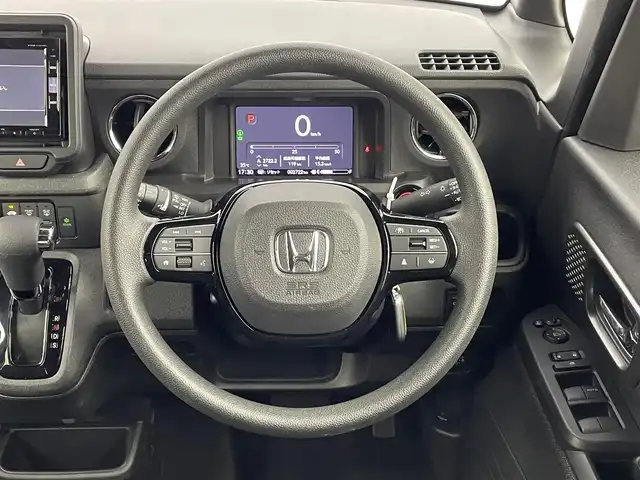 ホンダ Ｎ ＢＯＸ カスタム 千葉県 2024(令6)年 0.3万km クリスタルブラックパール ホンダセンシング/衝突軽減ブレーキ（CMBS）/先行車発進お知らせ機能/歩行者事故低減ステアリング/路外逸脱抑制機能/標識認識機能/渋滞追従機能付アダプティブクルーズコントロール（ACC）/車線維持支援システム（LKAS）/誤発進抑制機能/後方誤発進抑制機能/近距離衝突軽減ブレーキ/急アクセル抑制機能/パーキングセンサーシステム/オートハイビーム/純正ナビ/CD/DVD/SD/Bluetooth/フルセグTV/バックカメラ/左側パワースライドドア/LEDヘッドライト/シートヒーター/電動パーキングブレーキ/オートブレーキホールド/ステアリングリモコン/横滑り防止機能/純正14インチアルミホイール