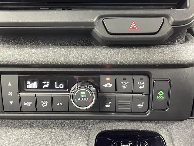 ホンダ Ｎ ＢＯＸ カスタム 千葉県 2024(令6)年 0.3万km クリスタルブラックパール ホンダセンシング/衝突軽減ブレーキ（CMBS）/先行車発進お知らせ機能/歩行者事故低減ステアリング/路外逸脱抑制機能/標識認識機能/渋滞追従機能付アダプティブクルーズコントロール（ACC）/車線維持支援システム（LKAS）/誤発進抑制機能/後方誤発進抑制機能/近距離衝突軽減ブレーキ/急アクセル抑制機能/パーキングセンサーシステム/オートハイビーム/純正ナビ/CD/DVD/SD/Bluetooth/フルセグTV/バックカメラ/左側パワースライドドア/LEDヘッドライト/シートヒーター/電動パーキングブレーキ/オートブレーキホールド/ステアリングリモコン/横滑り防止機能/純正14インチアルミホイール