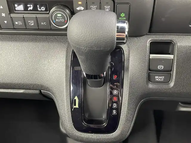 ホンダ Ｎ ＢＯＸ カスタム 千葉県 2024(令6)年 0.3万km クリスタルブラックパール ホンダセンシング/衝突軽減ブレーキ（CMBS）/先行車発進お知らせ機能/歩行者事故低減ステアリング/路外逸脱抑制機能/標識認識機能/渋滞追従機能付アダプティブクルーズコントロール（ACC）/車線維持支援システム（LKAS）/誤発進抑制機能/後方誤発進抑制機能/近距離衝突軽減ブレーキ/急アクセル抑制機能/パーキングセンサーシステム/オートハイビーム/純正ナビ/CD/DVD/SD/Bluetooth/フルセグTV/バックカメラ/左側パワースライドドア/LEDヘッドライト/シートヒーター/電動パーキングブレーキ/オートブレーキホールド/ステアリングリモコン/横滑り防止機能/純正14インチアルミホイール