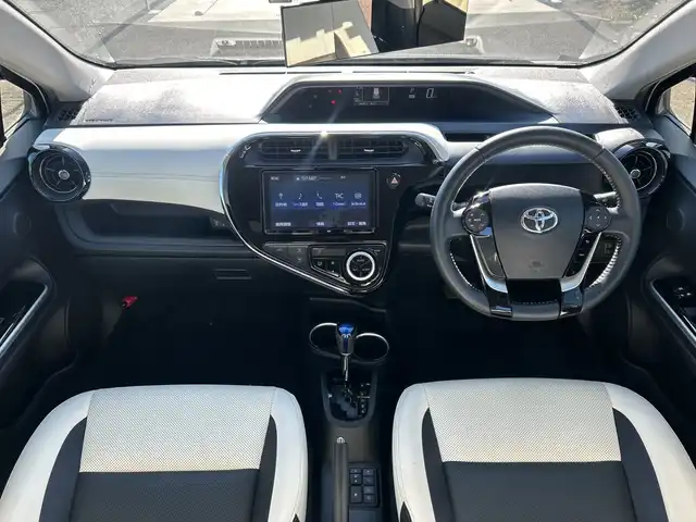 トヨタ アクア クロスオーバー グラム 神奈川県 2018(平30)年 3.5万km ホワイトパールクリスタルシャイン 純正９型ナビゲーション【CD/DVD/Bluetooth】/バックカメラ/フルセグTV/ドライブレコーダー/ＥＴＣ/純正フロアマット/純正ＬＥＤヘッドライト/フォグライト/オートライト/オートハイビーム/シートヒーター/スマートキー/純正１６インチアルミホイール付き夏タイヤ　/前後コーナーセンサー/ルーフレール/レザーシート/レーンアシスト/横滑り防止装置/衝突被害軽減システム